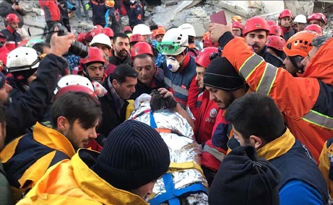 Enkaz altından böyle kurtarıldılar 17