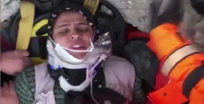 Enkaz altından böyle kurtarıldılar 15