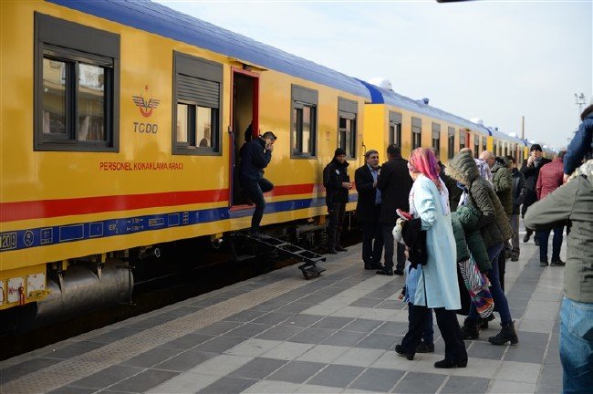 TCDD'nin yardım treni Elazığ'da 12