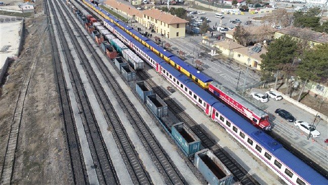TCDD'nin yardım treni Elazığ'da 18