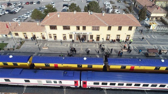 TCDD'nin yardım treni Elazığ'da 20