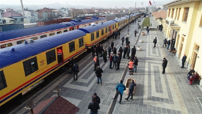 TCDD'nin yardım treni Elazığ'da 24