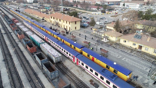 TCDD'nin yardım treni Elazığ'da 26
