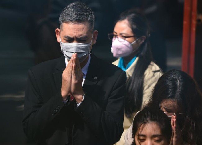 Wuahan cesetler sokaktan toplanıyor 16