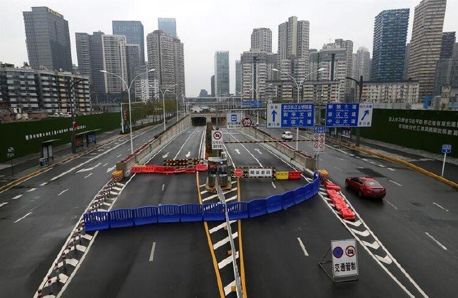 Wuahan cesetler sokaktan toplanıyor 22