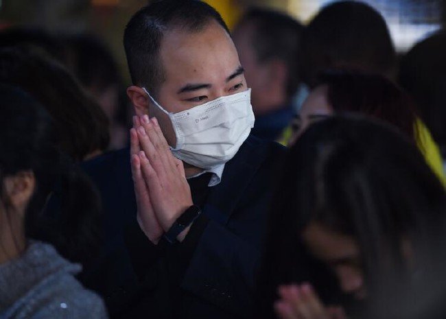 Wuahan cesetler sokaktan toplanıyor 25