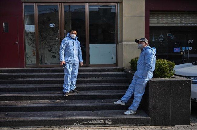 Wuahan cesetler sokaktan toplanıyor 30