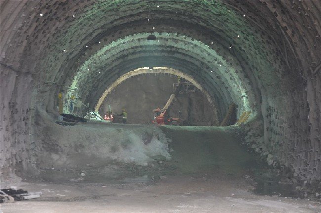 Her gün dağı 2 metre deliyorlar 1