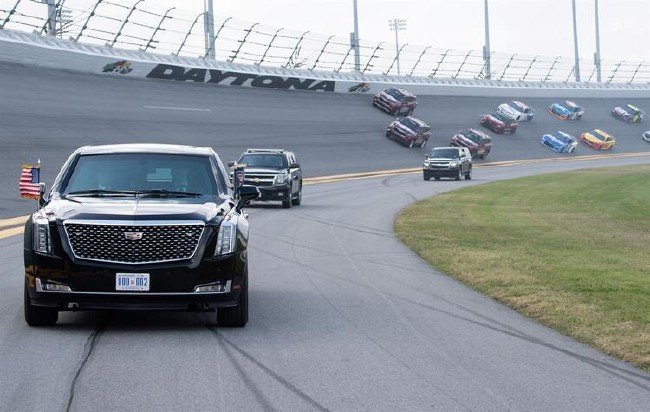 Trump yarışların startını 'canavarla' verdi 1