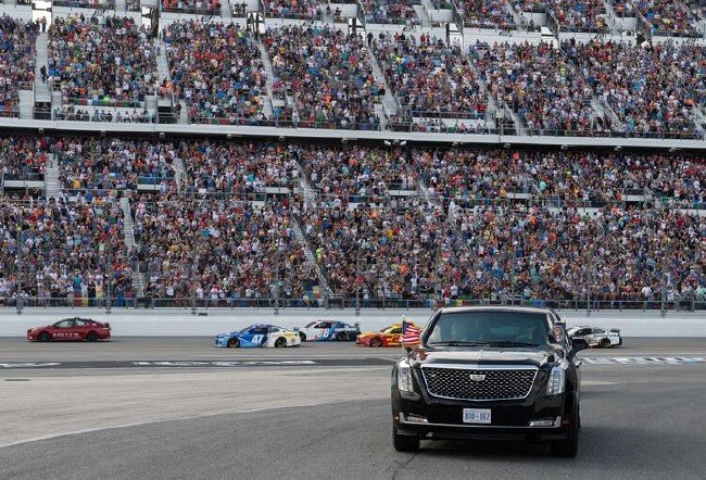 Trump yarışların startını 'canavarla' verdi 10