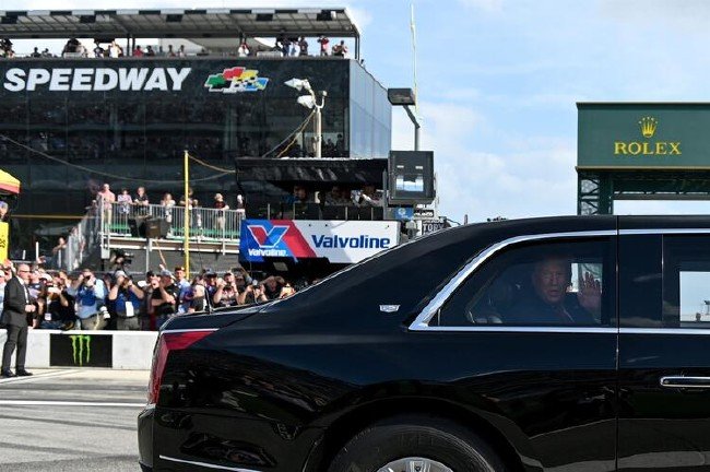 Trump yarışların startını 'canavarla' verdi 11