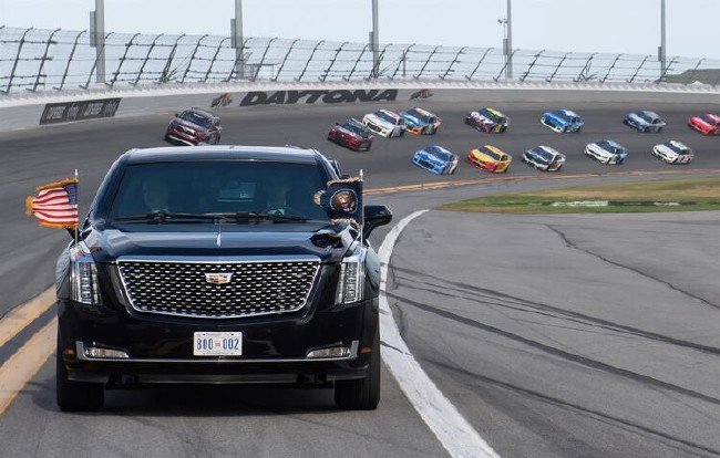 Trump yarışların startını 'canavarla' verdi 14