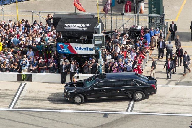 Trump yarışların startını 'canavarla' verdi 15