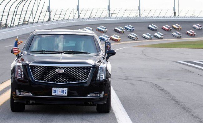 Trump yarışların startını 'canavarla' verdi 3