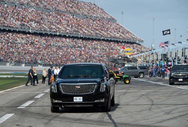 Trump yarışların startını 'canavarla' verdi 5