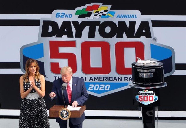 Trump yarışların startını 'canavarla' verdi 7