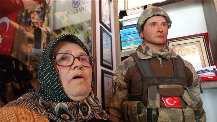 Şehit annesine oğlunun balmumu heykelini hediye ettiler 15