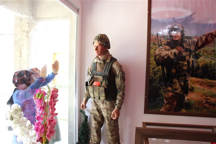 Şehit annesine oğlunun balmumu heykelini hediye ettiler 10