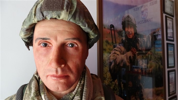 Şehit annesine oğlunun balmumu heykelini hediye ettiler 3