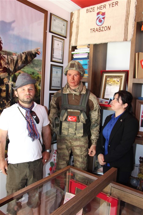 Şehit annesine oğlunun balmumu heykelini hediye ettiler 11