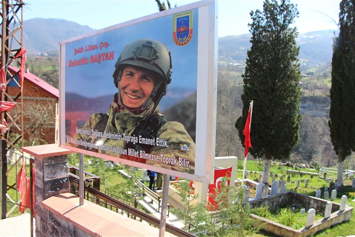 Şehit annesine oğlunun balmumu heykelini hediye ettiler 2