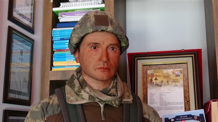 Şehit annesine oğlunun balmumu heykelini hediye ettiler 13