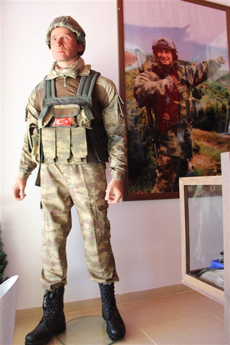 Şehit annesine oğlunun balmumu heykelini hediye ettiler 8