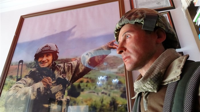 Şehit annesine oğlunun balmumu heykelini hediye ettiler 14