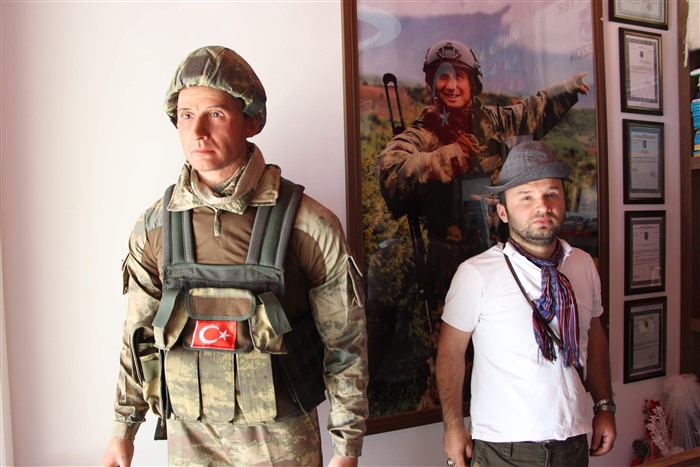 Şehit annesine oğlunun balmumu heykelini hediye ettiler 7