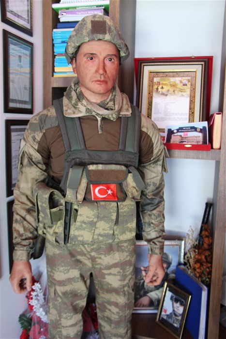 Şehit annesine oğlunun balmumu heykelini hediye ettiler 9