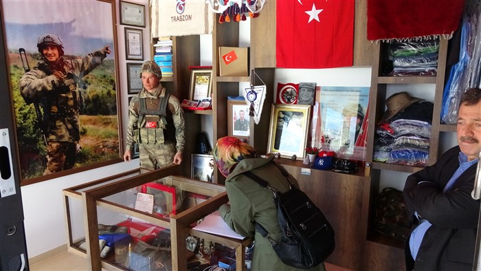 Şehit annesine oğlunun balmumu heykelini hediye ettiler 5