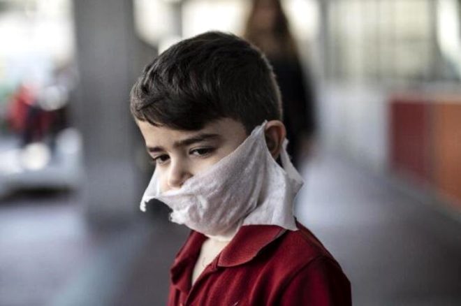 Koronavirüs nedeniyle kahvehanede maske ve eldivenle okey oynadılar 17