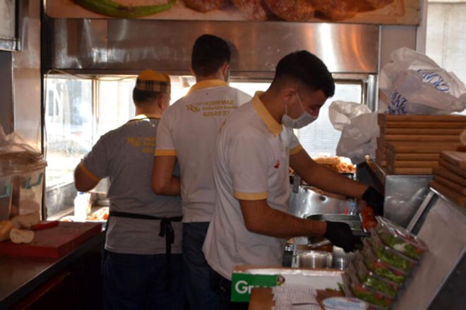 Koronavirüs nedeniyle kahvehanede maske ve eldivenle okey oynadılar 14