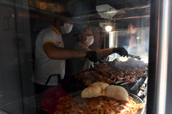 Koronavirüs nedeniyle kahvehanede maske ve eldivenle okey oynadılar 10