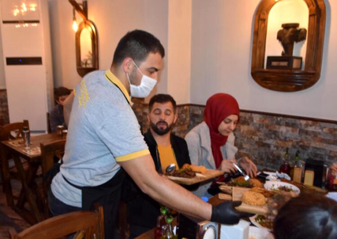 Koronavirüs nedeniyle kahvehanede maske ve eldivenle okey oynadılar 15