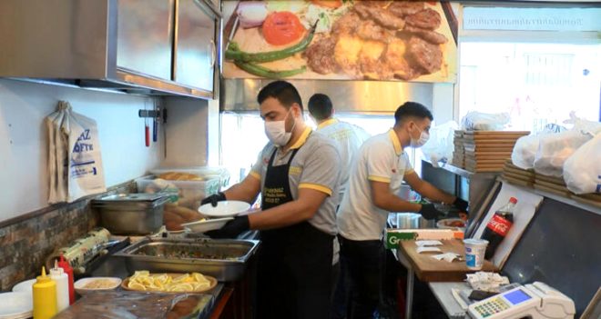 Koronavirüs nedeniyle kahvehanede maske ve eldivenle okey oynadılar 13