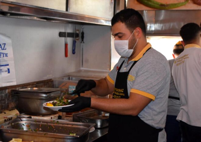 Koronavirüs nedeniyle kahvehanede maske ve eldivenle okey oynadılar 11