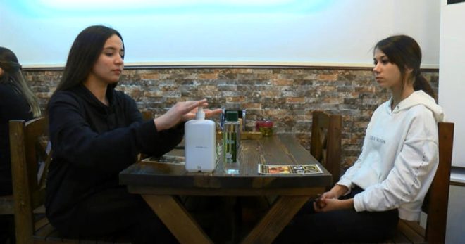 Koronavirüs nedeniyle kahvehanede maske ve eldivenle okey oynadılar 16