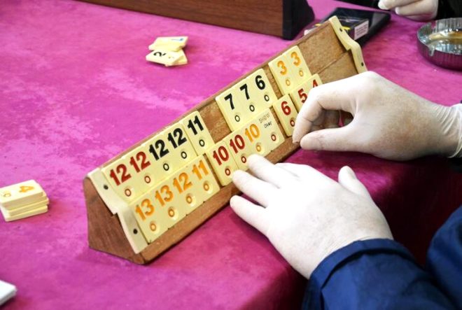 Koronavirüs nedeniyle kahvehanede maske ve eldivenle okey oynadılar 7