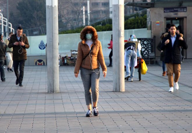 Koronavirüs nedeniyle kahvehanede maske ve eldivenle okey oynadılar 18