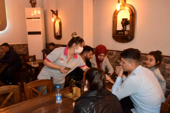 Koronavirüs nedeniyle kahvehanede maske ve eldivenle okey oynadılar 12