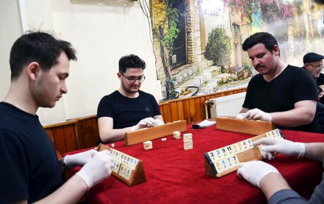 Koronavirüs nedeniyle kahvehanede maske ve eldivenle okey oynadılar 5