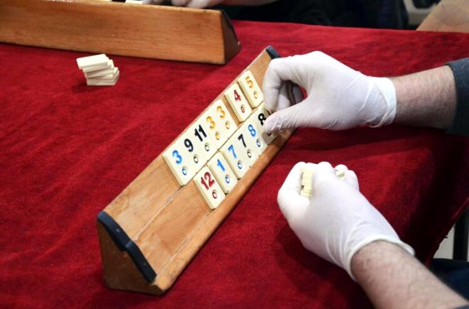 Koronavirüs nedeniyle kahvehanede maske ve eldivenle okey oynadılar 6