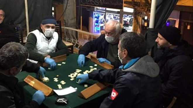 Koronavirüs nedeniyle kahvehanede maske ve eldivenle okey oynadılar 1