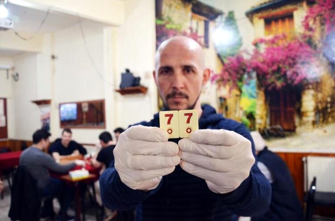 Koronavirüs nedeniyle kahvehanede maske ve eldivenle okey oynadılar 4