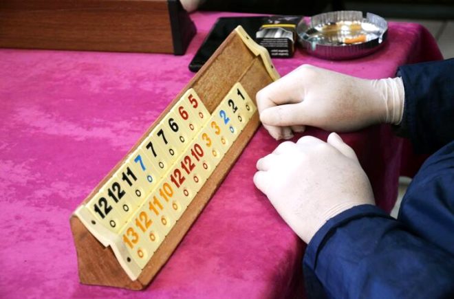 Koronavirüs nedeniyle kahvehanede maske ve eldivenle okey oynadılar 3