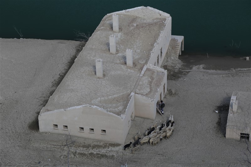 Baraj suyu çekildi, tarihi köy ortaya çıktı 8