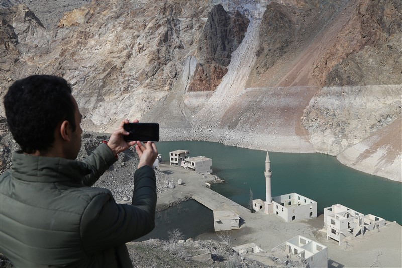 Baraj suyu çekildi, tarihi köy ortaya çıktı 7