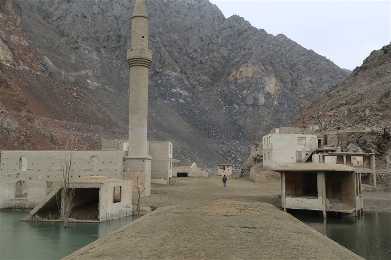 Baraj suyu çekildi, tarihi köy ortaya çıktı 5