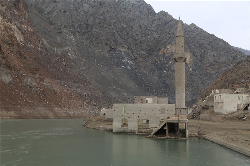 Baraj suyu çekildi, tarihi köy ortaya çıktı 4